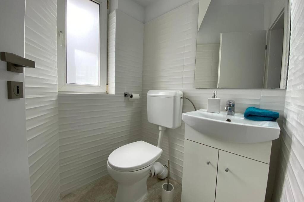 Appartamento New Luxury Flat In Front Of The Parliament At Unirii Bucarest Esterno foto